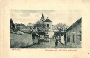 Korpona, Krupina; Bujkovszky köz, Római katolikus templom. W. L. Bp. 4776. Kiadja Reviczky Frigyes / Catholic church, street view (fa)