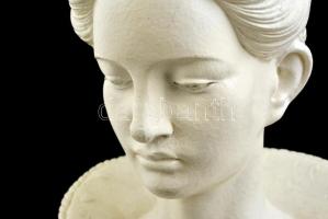 Jelzés nélkül: Női büszt. Mázas gipsz, arcon apró lepattanással, m: 48 cm