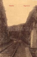 Tiszolc, Tisovec; Hegyszoros, gyerekek a síneken. W. L. 704. / gorge, children on the railway tracks (r)