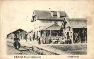 Balatonkenese, vasútállomás hajtányozó vasutassal (Rb)