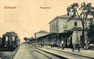 Érsekújvár, Nové Zámky; Vasútállomás, vasutasok, létra, vonatok. W. L. Bp. 432. / railway station, ladder, railwaymen, trains (szakadás / tear)