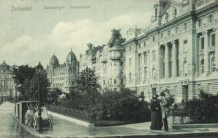 Budapest V. Szabadság tér, talicskák