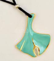 Zsolnay ginkgo biloba medál, kézzel festett, jelzett, nagyon apró mázhibával, díszdobozban, 5×4 cm