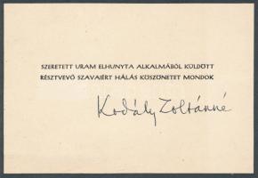 1967 Kodály Zoltánné Péczely Sarolta (1940-) aláírása, férje Kodály Zoltán (1882-1967) halálára küldött részvét táviratot megköszönő kártyán: Szeretett uram elhunyta alkalmából küldött résztvevő szavaiért hálás köszönetet mondok.