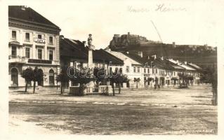 Szepesváralja, Spisské Podhradie; Fő tér, R. Vozari üzlete, gyógyszertár, háttérben a vár / main square, shops, pharmacy, castle in the background (EK)