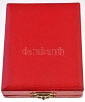 ~1960-1970. "A Tanács Kiváló Dolgozója" aranyozott, zománcozott fém kitüntetés eredeti tok...