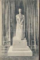 Queen Elisabeth statue in the museum