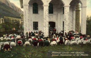 Muslimani klanjaju pred dzamijom / Betende Muselmänner vor der Moschee / Bosnian folklore, praying Muslim men in front of the mosque. W. L. Bp. 1910. No. 6. (fl)