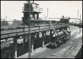 cca 1933 Régi mozdony teherpályaudvaron, utólag előhívott sajtófotó, 13x18 cm / locomotive, modern copy of vintage photo