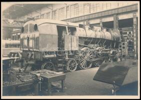 cca 1930 Régi mozdony szerelőműhelyben, fotó, 12×17 cm / locomotive in repair shop, vintage photo
