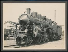 cca 1920-1930 A Magyar Királyi Államvasutak mozdonya, albumlapra ragasztott fotó, 12x16 cm / locomotive in Hungary