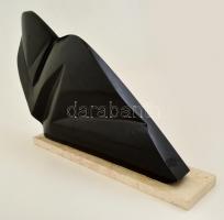 Jelzés nélkül: Hasadó formák. Mázas kerámia, márvány talapzaton, 31×46 cm