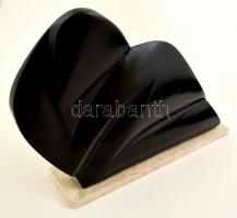 Jelzés nélkül: Hasadó formák. Mázas kerámia, márvány talapzaton, 31×46 cm