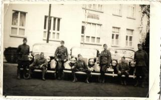 40 db főleg régi magyar és történelmi magyar városképes lap, közte egy katonai fotó / 40 mainly pre-...