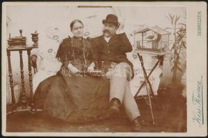 cca 1910 Debrecen, polgár és felesége, keményhátú fotó Kiss Ferenc műterméből, 11×16,7 cm