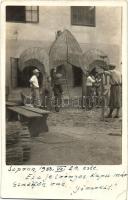 1933 Sopron, Oedenburg; Jelvényes kapu készül Gödöllőre, munkások, létra. photo (EK)