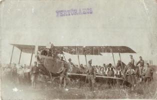 1918 Sopron, Oedenburg; Duplaszárnyú (biplane) repülőgép csendőrökkel és katonákkal Fertőrákoson. photo (r)