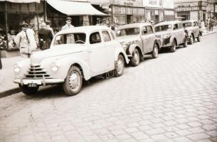 cca 1958 Régi autók a taxi állomáson és a BNV-n kiállítva, 5 db szabadon felhasználható, vintage negatív, 24x36 mm