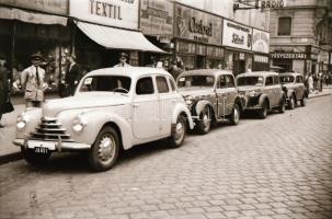 cca 1958 Régi autók a taxi állomáson és a BNV-n kiállítva, 5 db szabadon felhasználható, vintage neg...