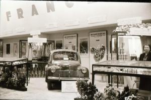 cca 1958 Régi autók a taxi állomáson és a BNV-n kiállítva, 5 db szabadon felhasználható, vintage neg...