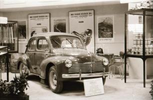 cca 1958 Régi autók a taxi állomáson és a BNV-n kiállítva, 5 db szabadon felhasználható, vintage neg...