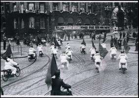 cca 1948 Motorverseny és a verseny utáni felvonulás Budapesten, 5 db vintage negatívról készült mai ...