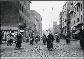 cca 1948 Motorverseny és a verseny utáni felvonulás Budapesten, 5 db vintage negatívról készült mai ...