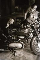 cca 1948 Csepel motorok, kerékpárok, varrógépek, 15 db szabadon felhasználható, vintage negatív Rózs...