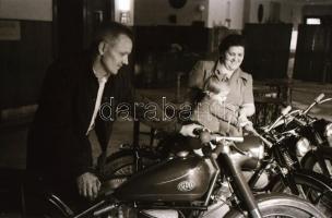 cca 1948 Csepel motorok, kerékpárok, varrógépek, 15 db szabadon felhasználható, vintage negatív Rózs...