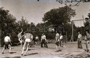 1948. augusztus 30. Balatonfonyódon rendezett ifjúsági tábor, képriport Rózsa György fotóriporter ha...
