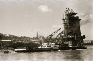 cca 1947/48 Budapest, a felrobbantott Lánchíd romjainak feltárása nehézbúvárok közreműködésével, 33 ...