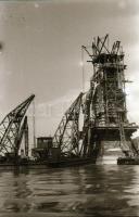 cca 1947/48 Budapest, a felrobbantott Lánchíd romjainak feltárása nehézbúvárok közreműködésével, 33 ...