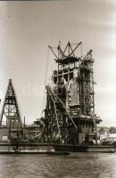 cca 1947/48 Budapest, a felrobbantott Lánchíd romjainak feltárása nehézbúvárok közreműködésével, 33 ...