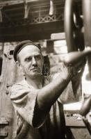 cca 1947/48 Budapest, a felrobbantott Lánchíd romjainak feltárása nehézbúvárok közreműködésével, 33 ...