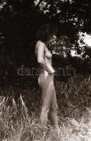 cca 1976 Természetközelben, szolidan erotikus felvételek, 33 db vintage negatív, 24x36 mm