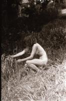 cca 1976 Természetközelben, szolidan erotikus felvételek, 33 db vintage negatív, 24x36 mm
