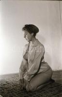 cca 1975 Itt repül a kismadár, szolidan erotikus felvételek, 29 db vintage negatív, 24x26 mm