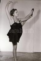 cca 1975 Itt repül a kismadár, szolidan erotikus felvételek, 29 db vintage negatív, 24x26 mm