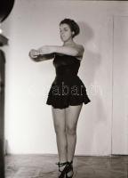 cca 1975 Itt repül a kismadár, szolidan erotikus felvételek, 29 db vintage negatív, 24x26 mm