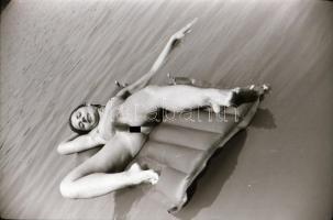 cca 1970 A Taurus - zárt körben terjesztett - gumimatrac reklámjához készült, szolidan erotikus felv...