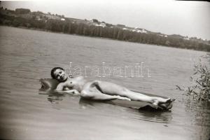 cca 1970 A Taurus - zárt körben terjesztett - gumimatrac reklámjához készült, szolidan erotikus felv...