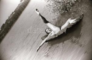 cca 1970 A Taurus - zárt körben terjesztett - gumimatrac reklámjához készült, szolidan erotikus felv...