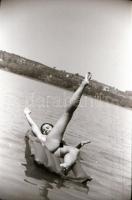 cca 1970 A Taurus - zárt körben terjesztett - gumimatrac reklámjához készült, szolidan erotikus felv...