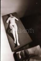 cca 1973 Inga a falon - Linda az ágyon, szolidan erotikus felvételek, 27 db vintage negatív, 24x36 m...