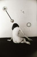 cca 1973 Inga a falon - Linda az ágyon, szolidan erotikus felvételek, 27 db vintage negatív, 24x36 m...