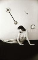 cca 1973 Inga a falon - Linda az ágyon, szolidan erotikus felvételek, 27 db vintage negatív, 24x36 m...