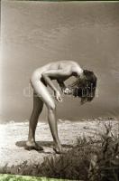 cca 1975 Szép leányok, szolidan erotikus felvételek, 9 db vintage negatív, 24x36 mm