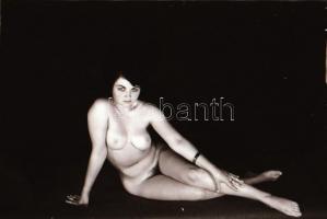 cca 1975 Szép leányok, szolidan erotikus felvételek, 9 db vintage negatív, 24x36 mm