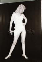 cca 1975 Szép leányok, szolidan erotikus felvételek, 9 db vintage negatív, 24x36 mm