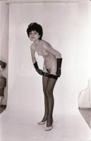 cca 1971 Hétvégi manöken ruha nélkül, szolidan erotikus felvételek, 32 db vintage negatív, 24x36 mm